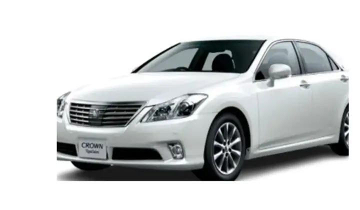 Toyota Crown disponible à la location chez KinCar Express