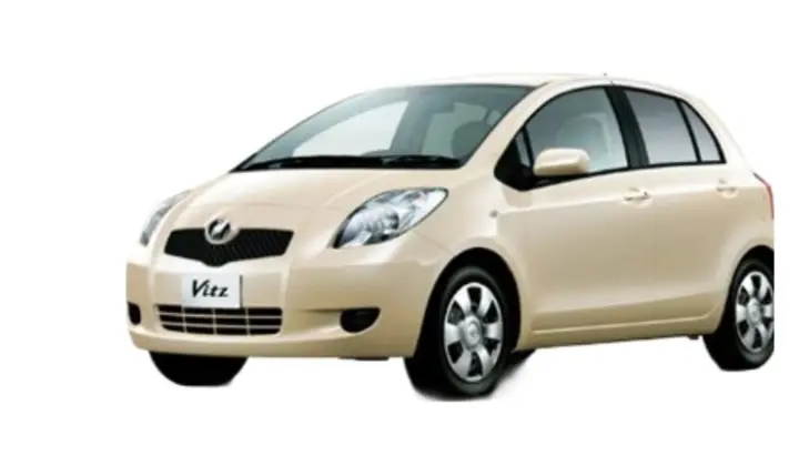 Toyota Vitz disponible à la location chez KinCar Express